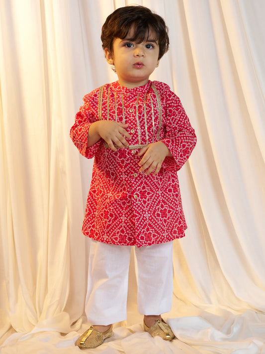 Boys' red cotton bandhani kurta pyjama set with digital print, view 3