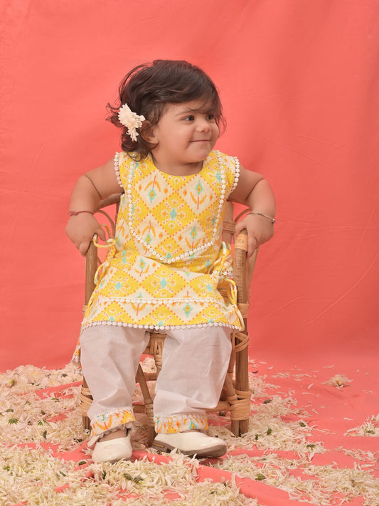 Girls' yellow ikat print A-line kurta pyjama set