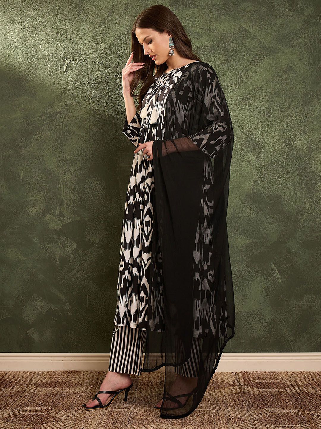 Women Abstract Printed Regular Pure Cotton A-Line Calf Length Kurta Set