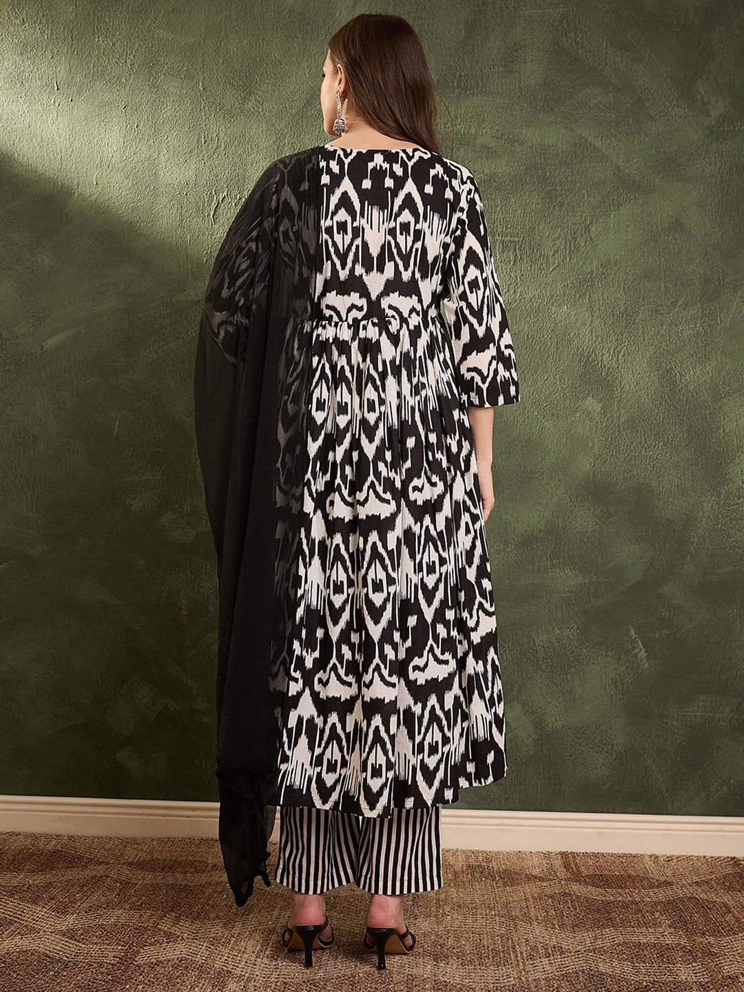 Women Abstract Printed Regular Pure Cotton A-Line Calf Length Kurta Set