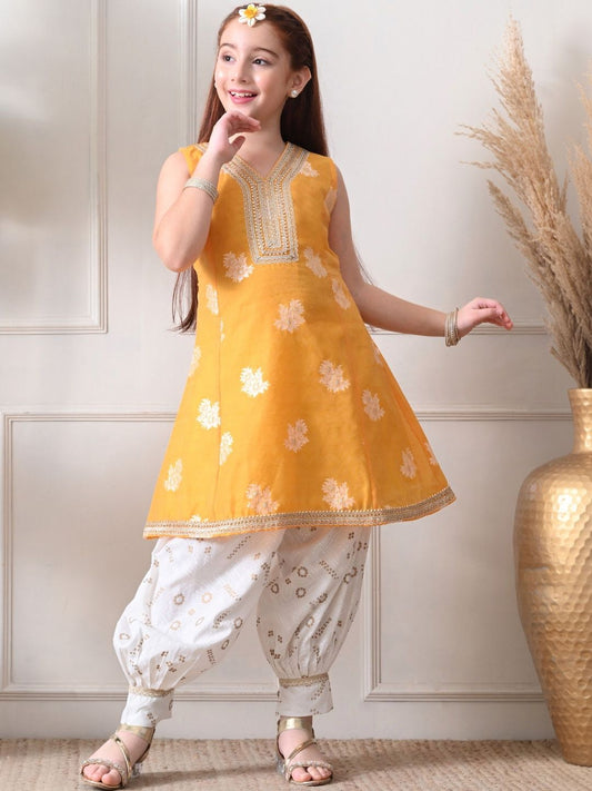 House of Pataudi Self Design V-Neck Kurta & Patiala Kurta Set