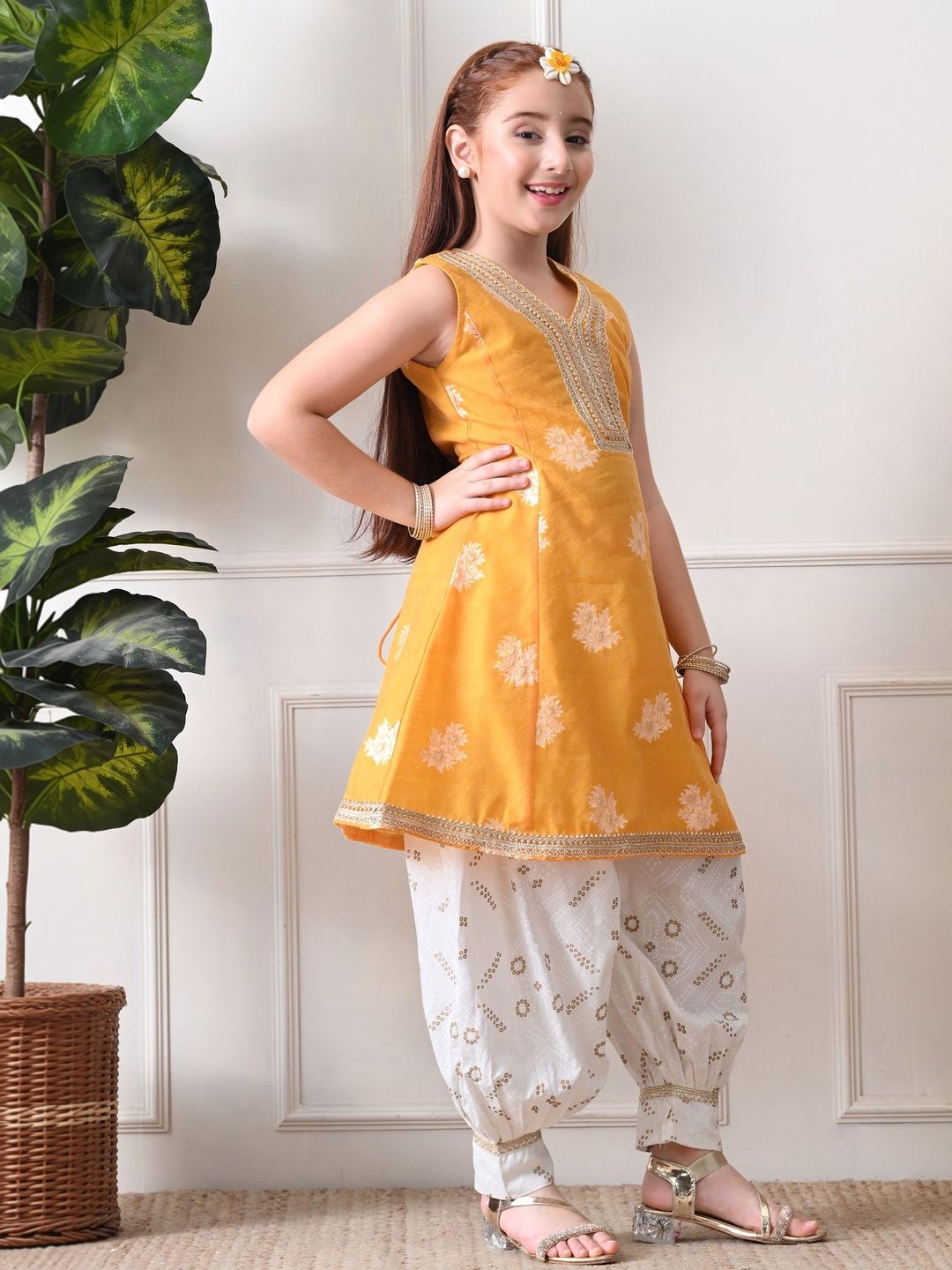House of Pataudi Self Design V-Neck Kurta & Patiala Kurta Set
