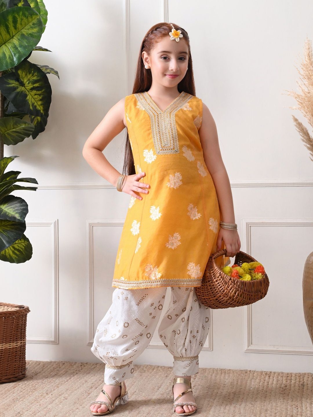 House of Pataudi Self Design V-Neck Kurta & Patiala Kurta Set