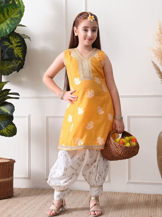 House of Pataudi Self Design V-Neck Kurta & Patiala Kurta Set