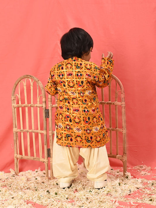 Boys' yellow patola print festive kurta pyjama set, view 3