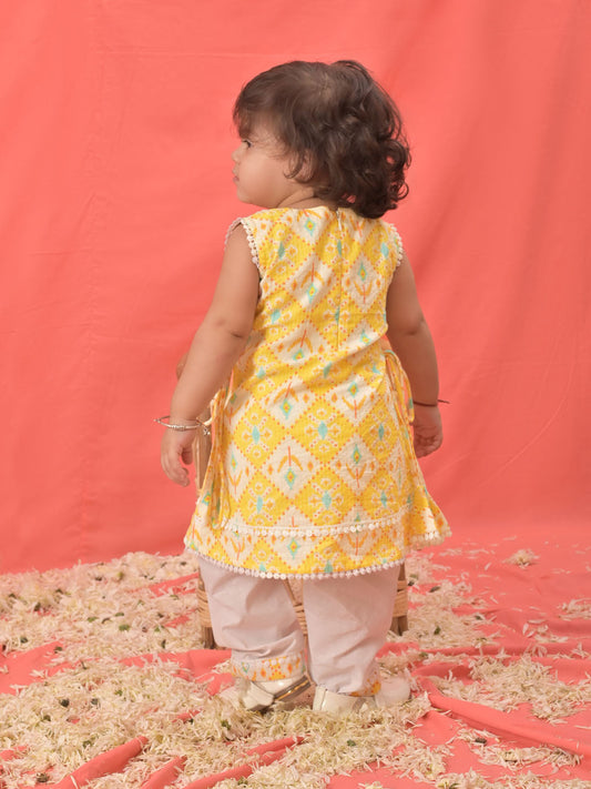 Girls' yellow ikat print A-line kurta pyjama set, view 3