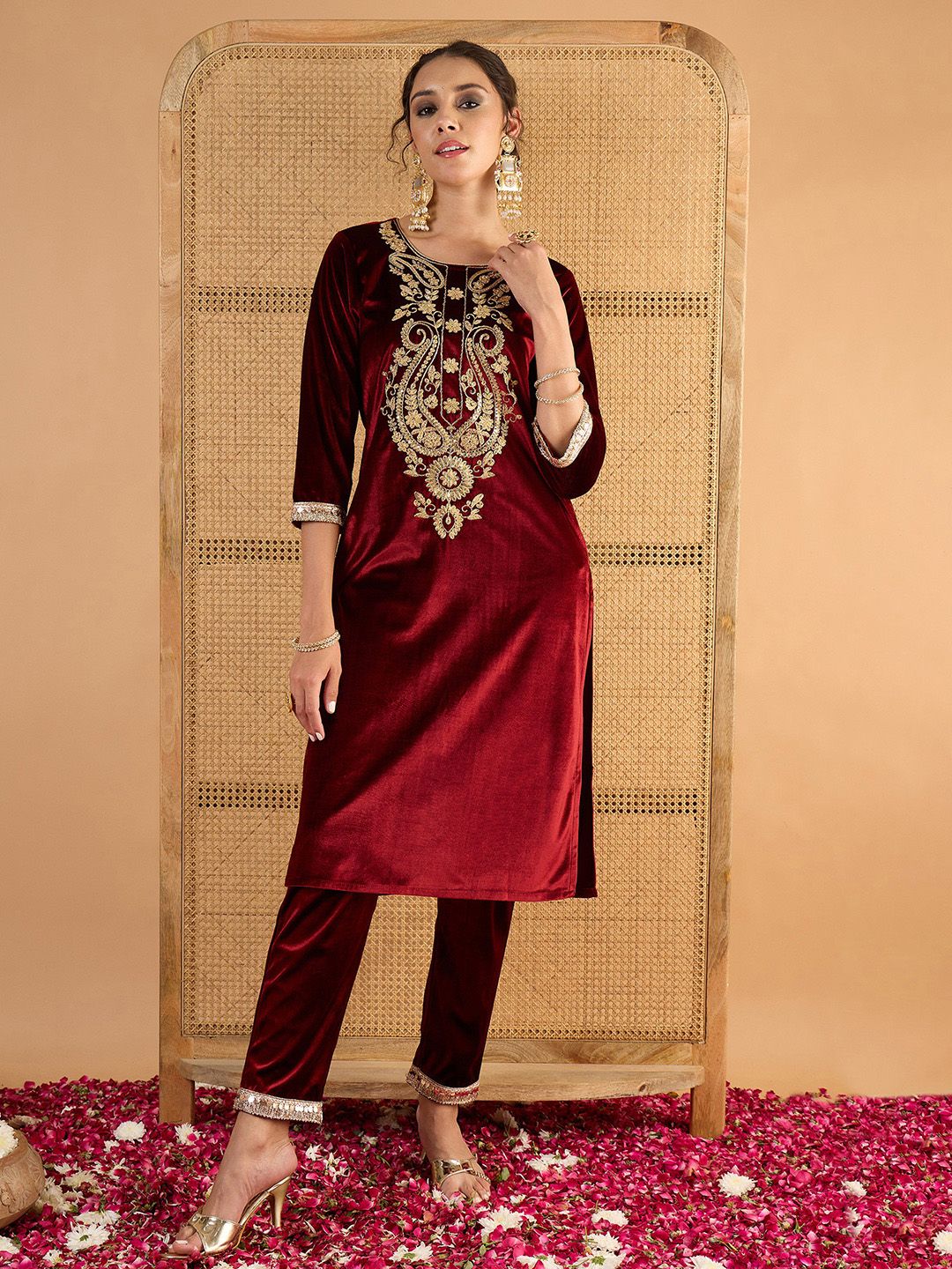 Ethnic Motifs Embroidered Straight Zari Work Kurta With Pencil Pants