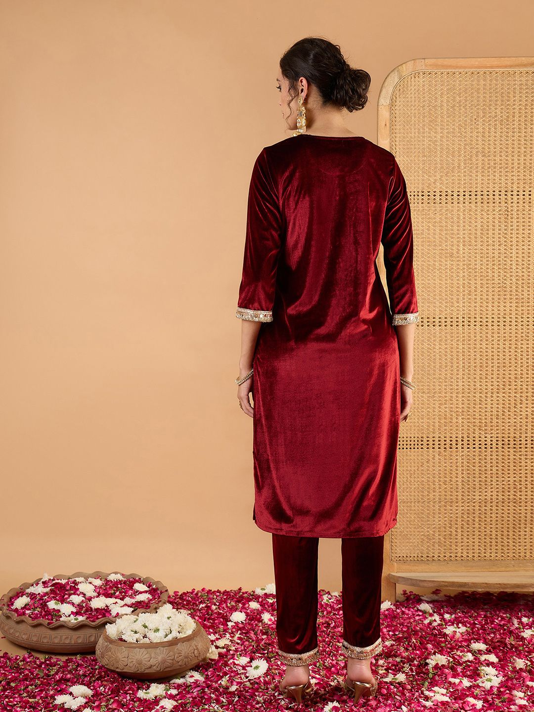Ethnic Motifs Embroidered Straight Zari Work Kurta With Pencil Pants