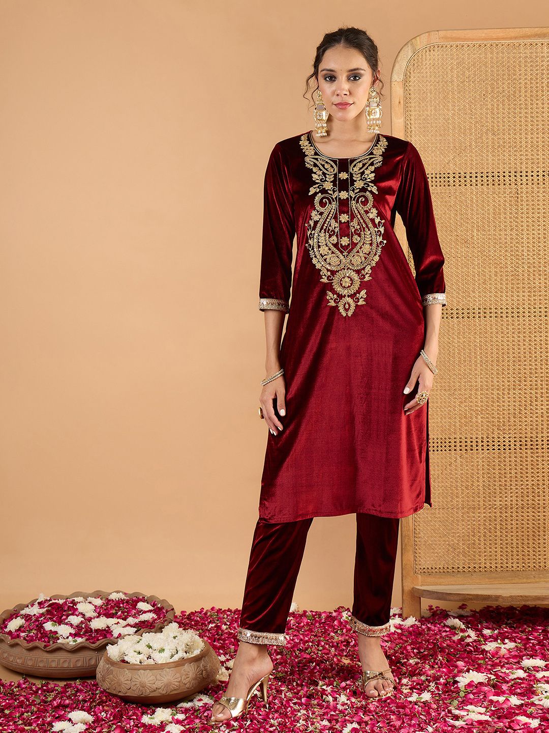 Ethnic Motifs Embroidered Straight Zari Work Kurta With Pencil Pants