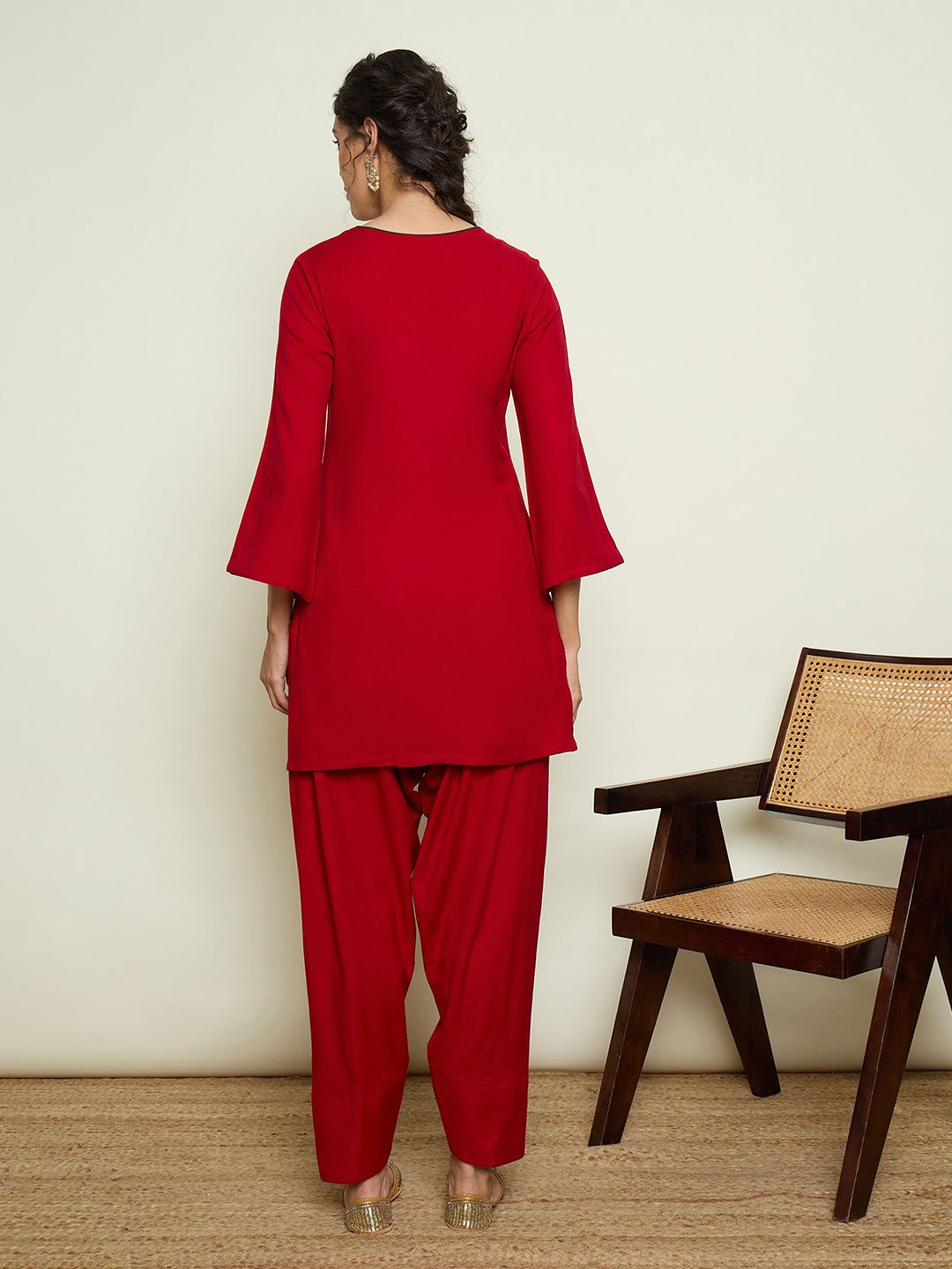 Floral Embroidered Notch Neck Thread Work Woollen Kurta with Trousers