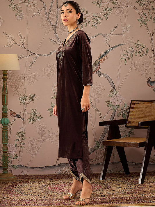 Floral embroidered V-neck three-quarter sleeve velvet kurta for women, view 3