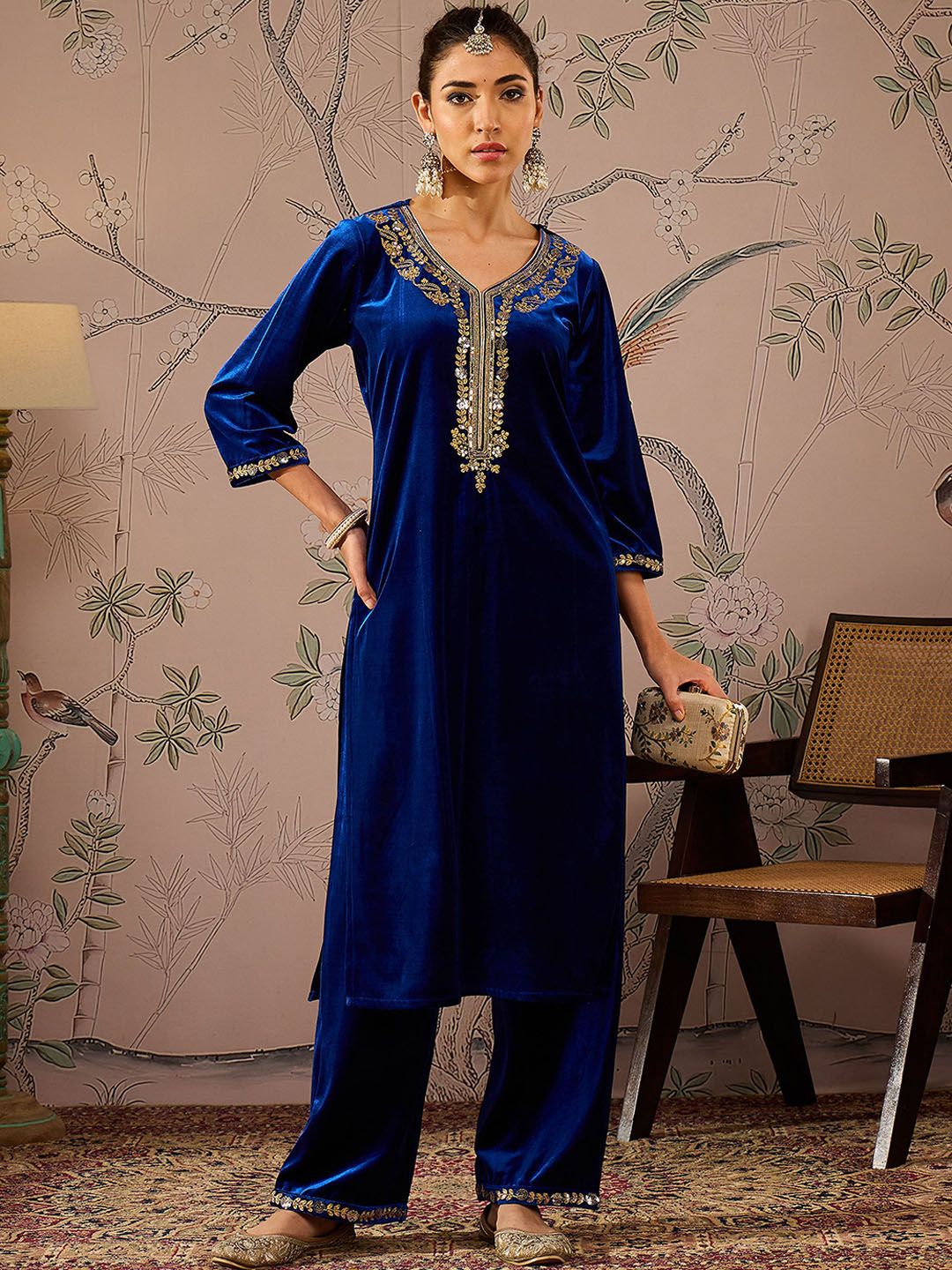 Floral Embroidered V-Neck Three-Quarter Sleeves Sequinned Velvet Kurta