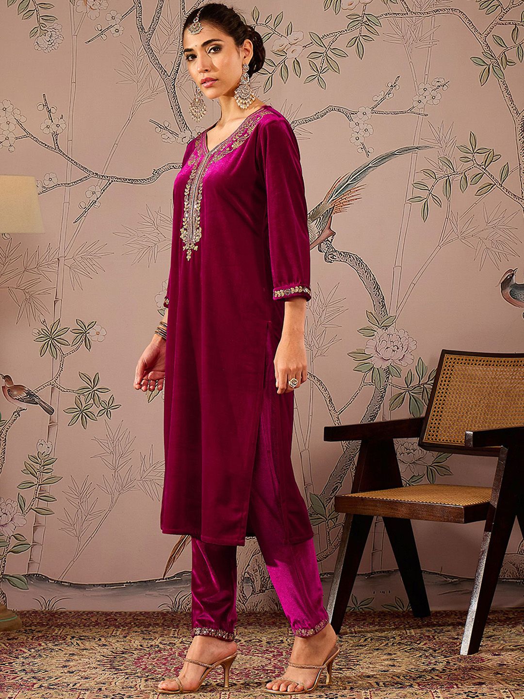 Floral Embroidered V-Neck Three-Quarter Sleeves Sequinned Velvet Kurta