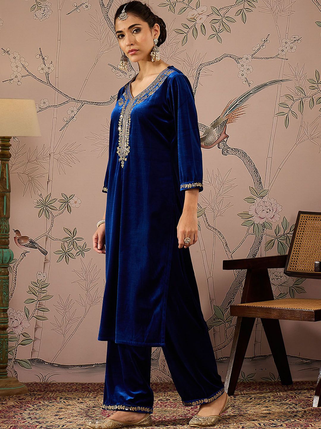 Floral Embroidered V-Neck Three-Quarter Sleeves Sequinned Velvet Kurta