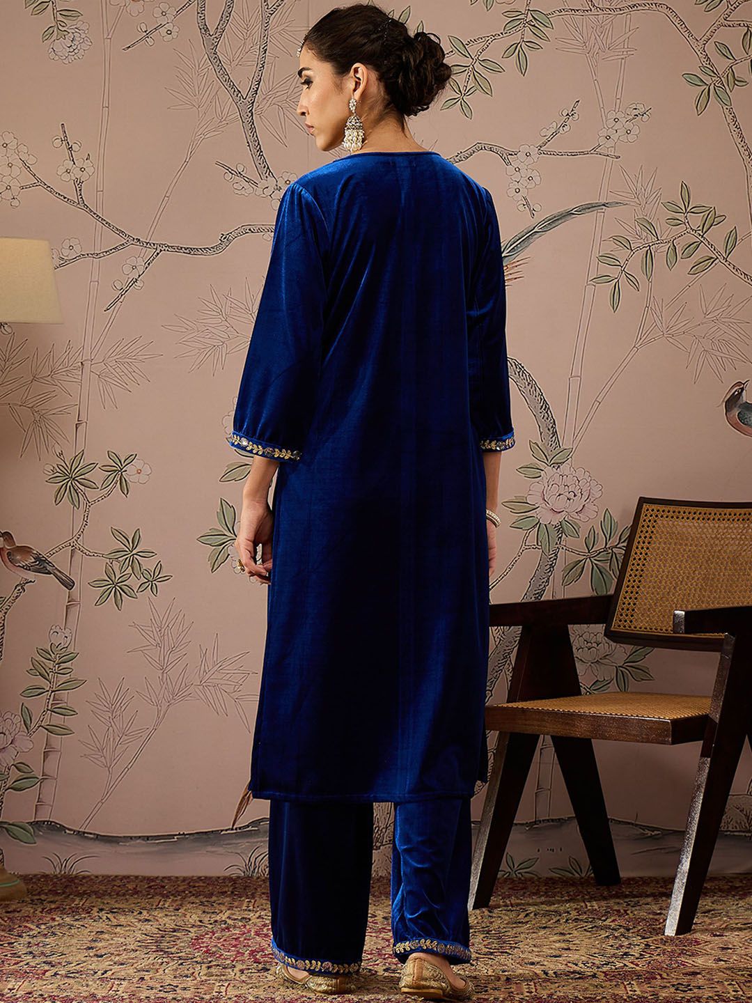 Floral Embroidered V-Neck Three-Quarter Sleeves Sequinned Velvet Kurta