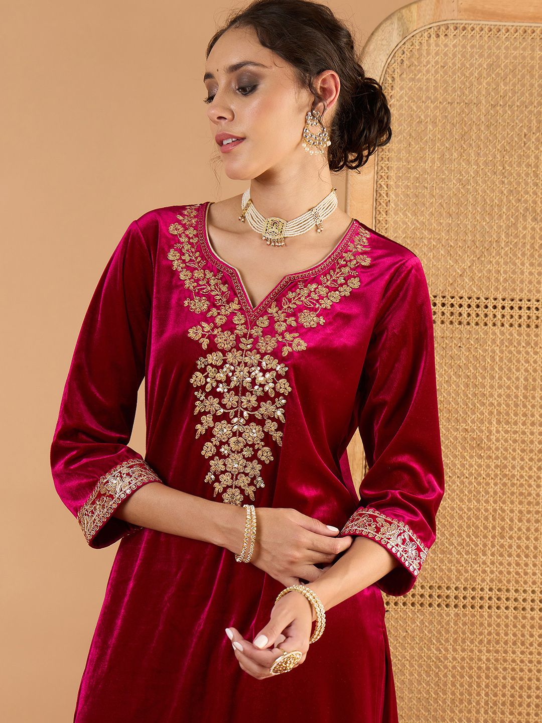 Women Ethnic Motifs Embroidered Kurta with Trousers
