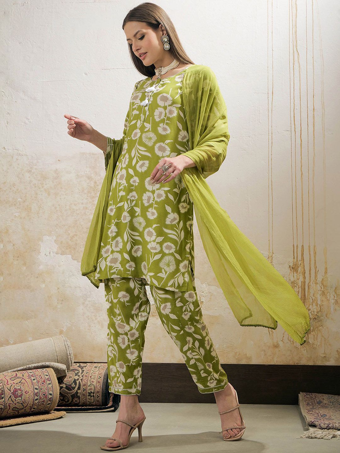 Women Floral Printed Kurta with Trouser & Dupatta