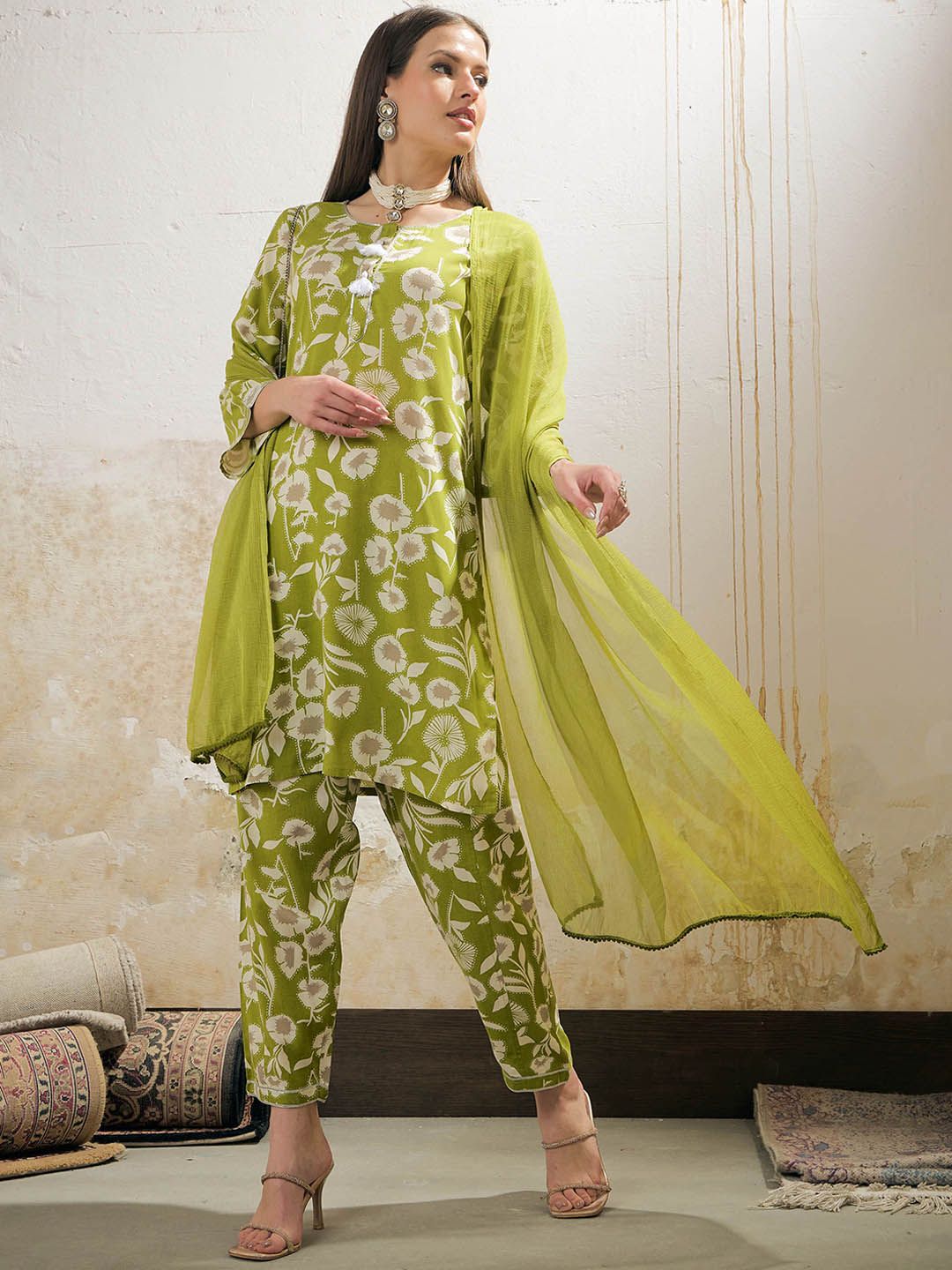 Women Floral Printed Kurta with Trouser & Dupatta