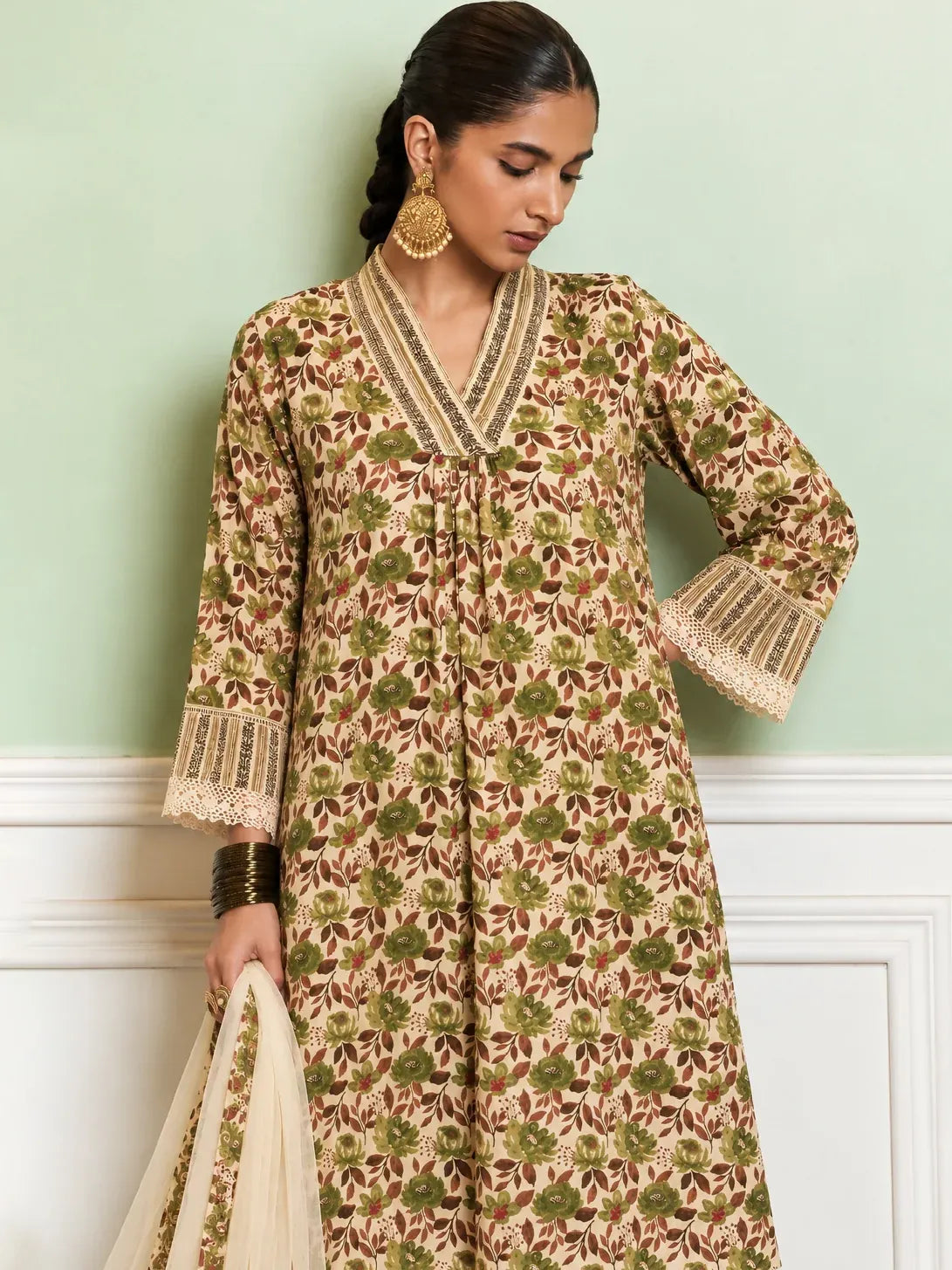 Women Off White & Green Floral Kurta With Pencil Pants & Dupatta