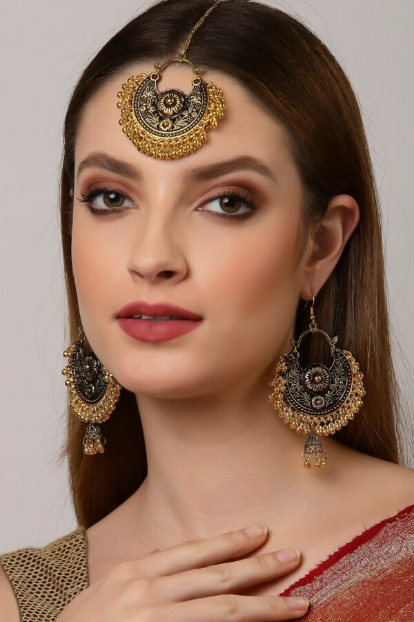 Arrabi Black & Gold-Toned Oxidised Kundan Studded Maang Tikka & Earrings Set