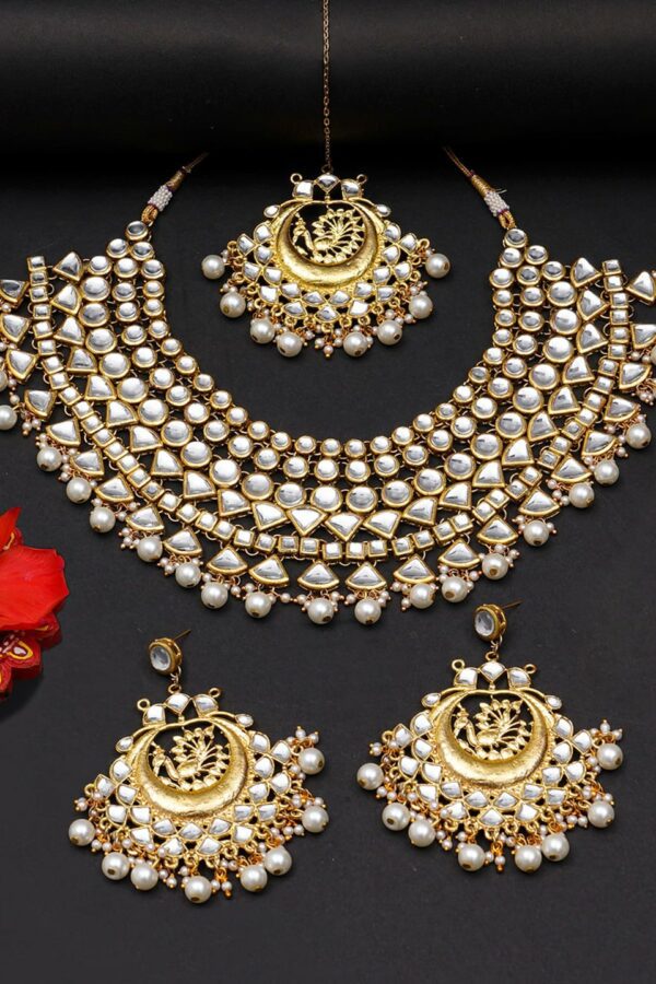 KARATCART Gold-Plated & White Kundan-Studded & Beaded Jewellery Set