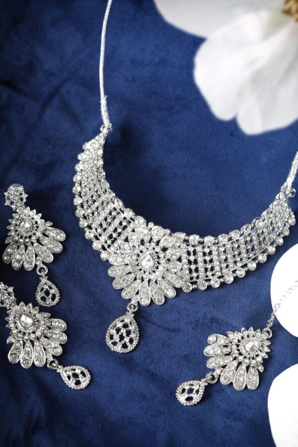 Priyaasi Silver-Plated White Kundan Studded Handcrafted Jewellery Set
