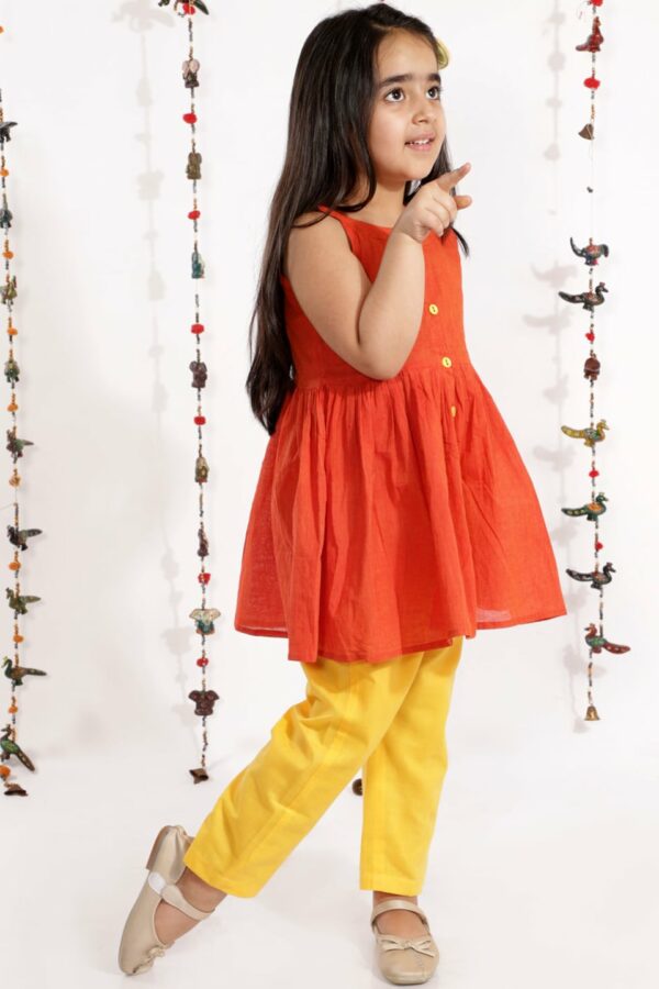 VASTRAMAY Girls Red Pure Cotton Kurta with Trousers