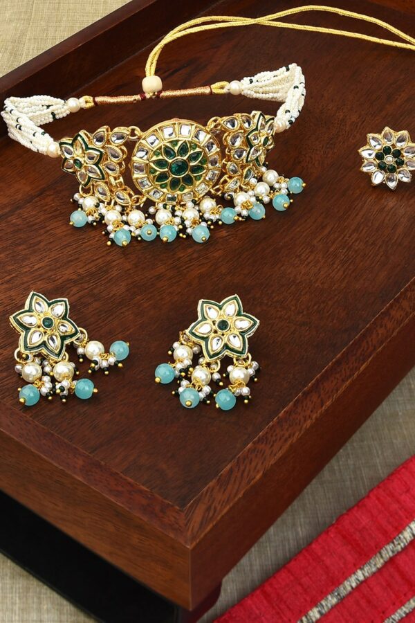 Zaveri Pearls Gold-Toned & Green Alloy Gold-Plated Kundan-Studded Jewellery Set