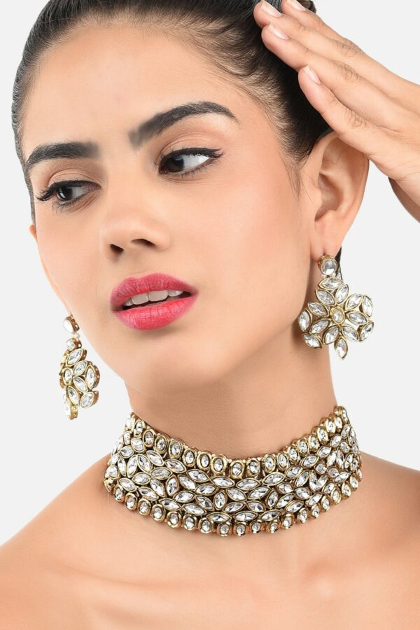 Zaveri Pearls Gold Toned & White Antique Gold-Plated Kundan & Bead Studded Jewellery Set