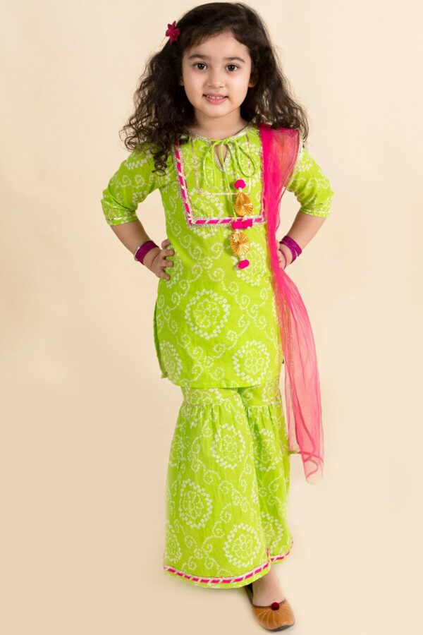 pspeaches Girls Green & Pink Bandhani Embroidered Pure Cotton Kurta With Sharara & Dupatta