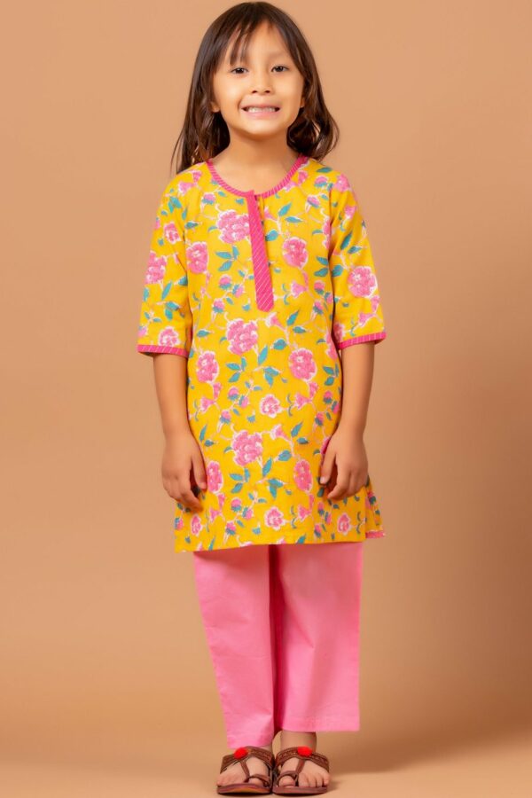 Sangria Girls Floral Printed Pure Cotton Kurta With Trouser
