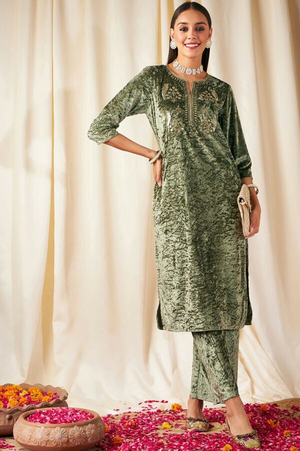 Shae by SASSAFRAS Floral Embroidered Sequinned Grandeur & Majestic Artwork Velvet Kurta