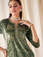 Shae by SASSAFRAS Floral Embroidered Sequinned Grandeur & Majestic Artwork Velvet Kurta - Image 2