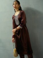 Shae by SASSAFRAS Women Ethnic Motifs Embroidered Sequinned Velvet Kurta with Trousers - Image 6