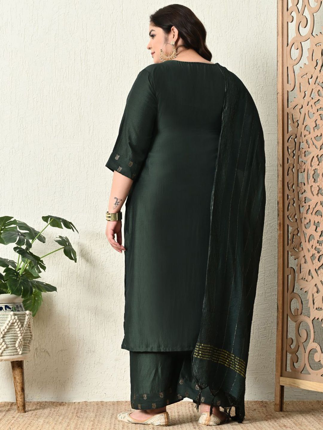 PrettyPlus-by-Desinoor.com-Plus-Size-Embellished-Straight-Kurta-with-Palazzos-Dupatta-5 PrettyPlus by Desinoor.com Plus Size Embellished Straight Kurta with Palazzos & Dupatta - Image 4