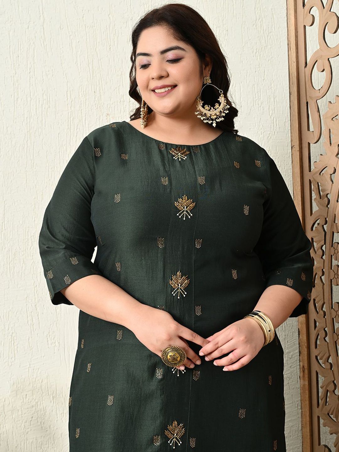 PrettyPlus-by-Desinoor.com-Plus-Size-Embellished-Straight-Kurta-with-Palazzos-Dupatta-7 PrettyPlus by Desinoor.com Plus Size Embellished Straight Kurta with Palazzos & Dupatta - Image 2
