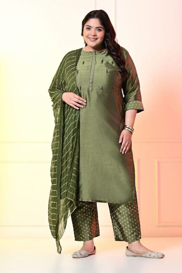 PrettyPlus by Desinoor.com Plus Size Ethnic Motifs Embroidered Beads and Stones Kurta Set