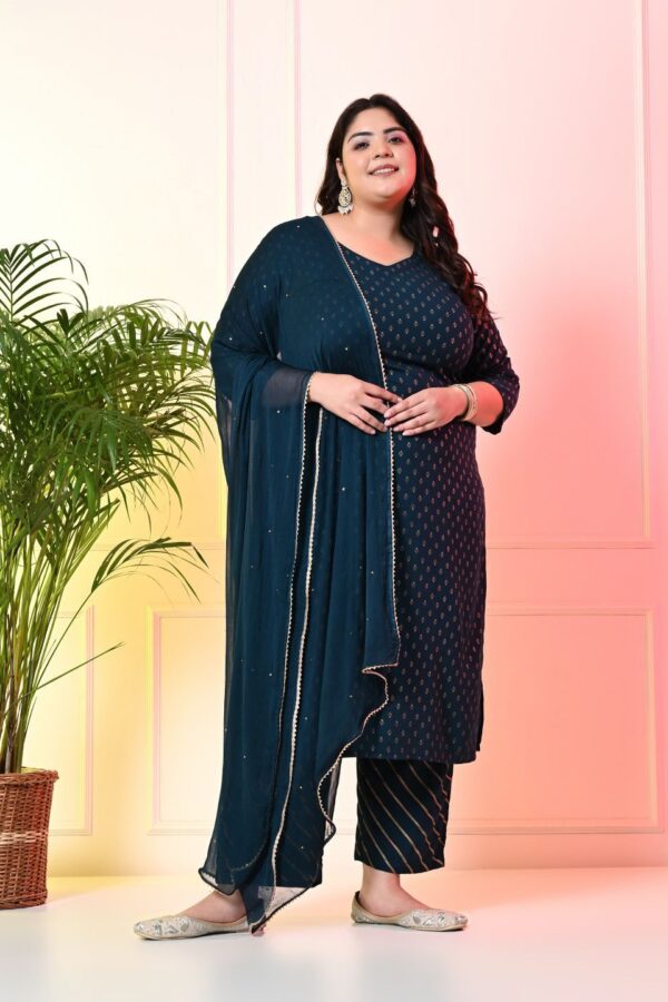 PrettyPlus by Desinoor.com Plus Size Ethnic Motifs Printed Kurta with Trousers & Dupatta
