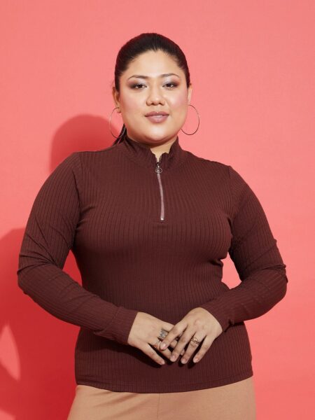 SASSAFRAS Curve Plus Size High Neck Fitted Top