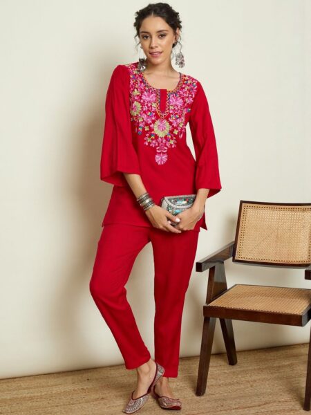Women Floral Embroidered Woollen Kurta with Trousers